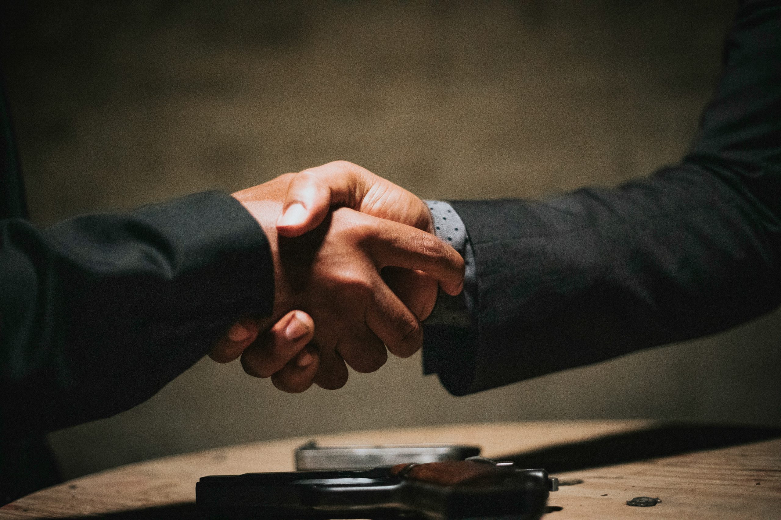 Procurement expert consulting a client on global supply chain solutions